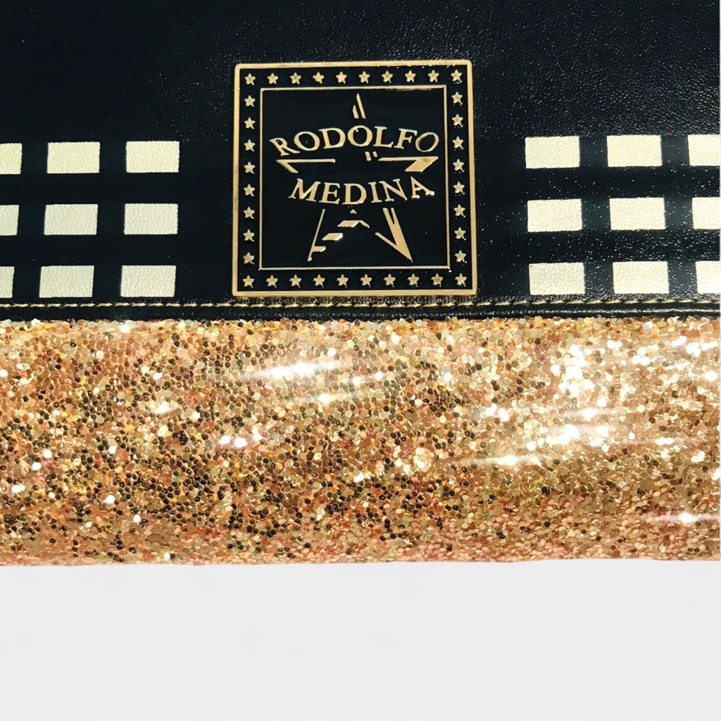 THE SIGNATURE CROSSBODY POUCH