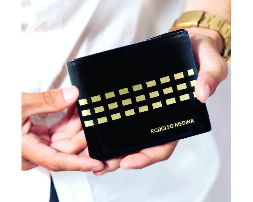 LEATHER BI -FOLD WALLET .